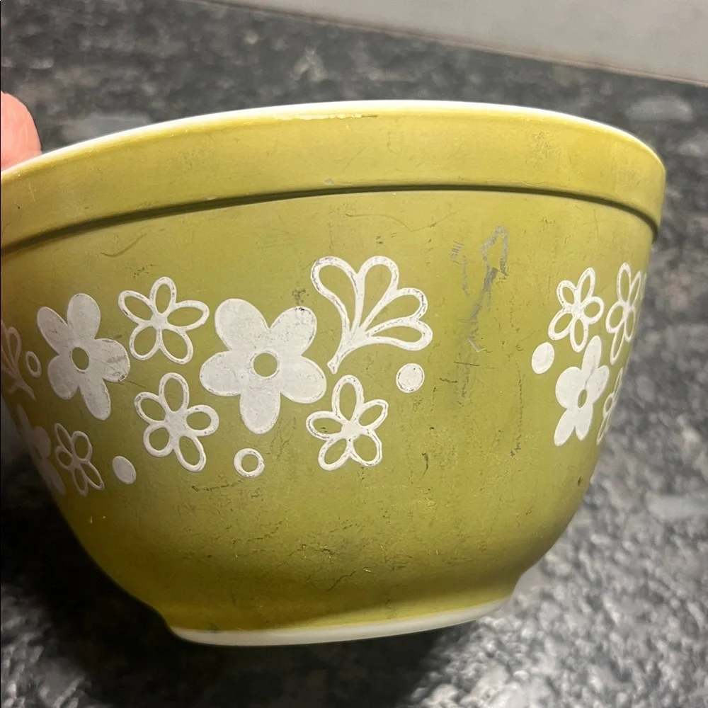 1 1/2 qt Crazy Daisy PYREX Green Floral Bowl. NO CHIPS OR CRACKS